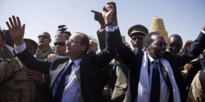 François-Hollande-reçu-en-héro-à-Bamako (1)
